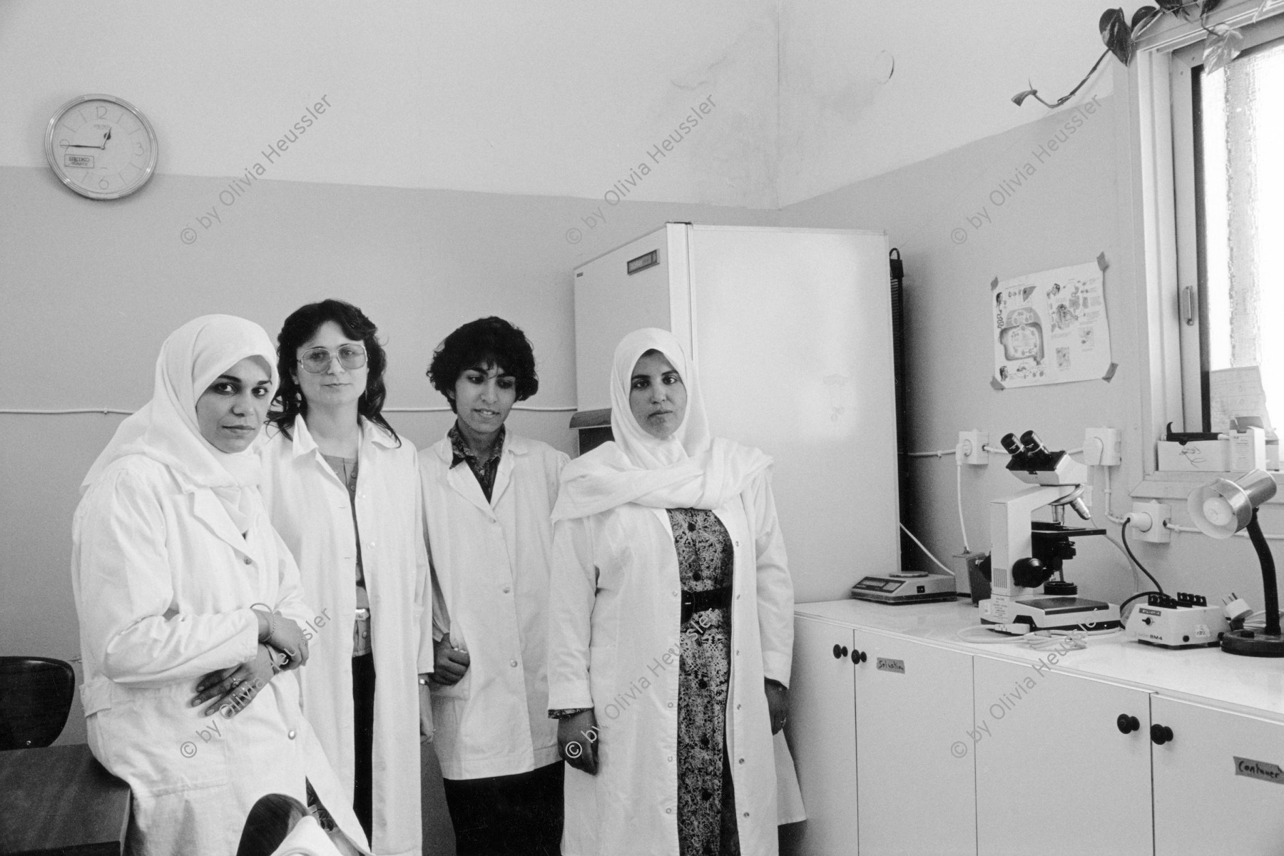 Image of sheet 19920410 photo 27: Diese Frauen betreuen die medizinische 'Clinic' in Qalquilia. 05.92. Palästina 1992 √
Palestine medical clinic health system nurth person women Palestinian
Qalqilya (Arabic: قلقيلية‎ Qalqīlyaḧ; Hebrew קַלְקִילִיָה) is a Palestinian city in the West Bank. Qalqilyah serves as the administrative centre for the Qalqilya Governorate. In the official 2007 census it had a population of 41,739. Qalqilya is surrounded by the Israeli West Bank barrier with a narrow gap in the east controlled by the Israeli military and a tunnel to Hableh.