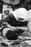 Image of sheet 19920420 photo 21: Etimad, eine junge Physiotherapeutin aus dem Gaza, betreut den 5 jährigen , blinden Radi.