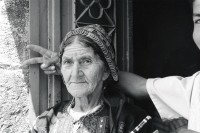 Image of sheet 19920420 photo 26: © 1992, OLIVIA HEUSSLER/ www.clic.li
Die 75 ig jährige Fatma Jamal und einer ihrer Enkel zu Hause in Beit Suriq. Westbank Palästina. 1992
75 year old palestinian Fatma Jamal Woman Beit Suriq. occupied territory medical care human rights 1992 √