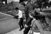 Image of sheet 19920420 photo 3: Jewish orthodox Family visits the Israel Museum.
Shabbes