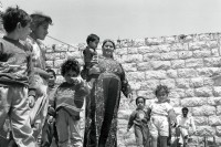 Image of sheet 19920420 photo 31: Die Familie Fatma Jamal's  wartet auf die Dorfpflegerin. Beit Suriq, 05.92 Palästina, Westbank
Family children Group Gruppenbild baby boy girls mother grandmother woman
The Family of Fatma in Beit Suriq is waiting with ther childrens for the Village Health Worker. Palestine 1992
75 year old palestinian Fatma Jamal Woman village health worker. Beit Suriq. occupied territory medical care human rights 1992 √