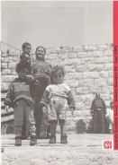 Image of sheet 19920420 photo 32: Die Familie Fatma Jamal's  wartet auf die Dorfpflegerin. Beit Suriq, 05.92 Palästina, Westbank