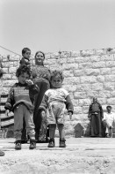 Image of sheet 19920420 photo 32: Die Familie Fatma Jamal's  wartet auf die Dorfpflegerin. Beit Suriq, 05.92 Palästina, Westbank

Fatma Jamals family waits for the village health worker. Beit Suriq. Palestine 1992 √ health center care medical kids children
Beit Surik (Arabic: بيت سوريك‎) is a Palestinian village in the Jerusalem Governorate, located 12 kilometers Northwest of Jerusalem in the northern West Bank. According to the Palestinian Central Bureau of Statistics, the town had a population of 3,818 in 2006