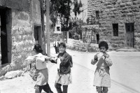 Image of sheet 19920420 photo 33: © 1992, OLIVIA HEUSSLER/ www.clic.li
Schulkinder auf dem Heimweg in Beit Suriq, Westbank Palästina 05.92 1992 √
school kids girls uniforms palestinian palestine occupied territory

Beit Surik (Arabic: بيت سوريك‎) is a Palestinian village in the Jerusalem Governorate, located 12 kilometers Northwest of Jerusalem in the northern West Bank. According to the Palestinian Central Bureau of Statistics, the town had a population of 3,818 in 2006