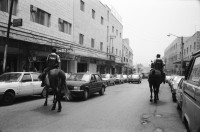 Image of sheet 19920430 photo 15: Israelische Polizeieinheiten kontrollieren die Salah al Hedin Street im Ost-Jerusalemer Stadtteil. 05.92

A Israeli Army Horse Patrol is controlling the traffic. Israel Palestine 1992 √
© 1992, Olivia Heussler