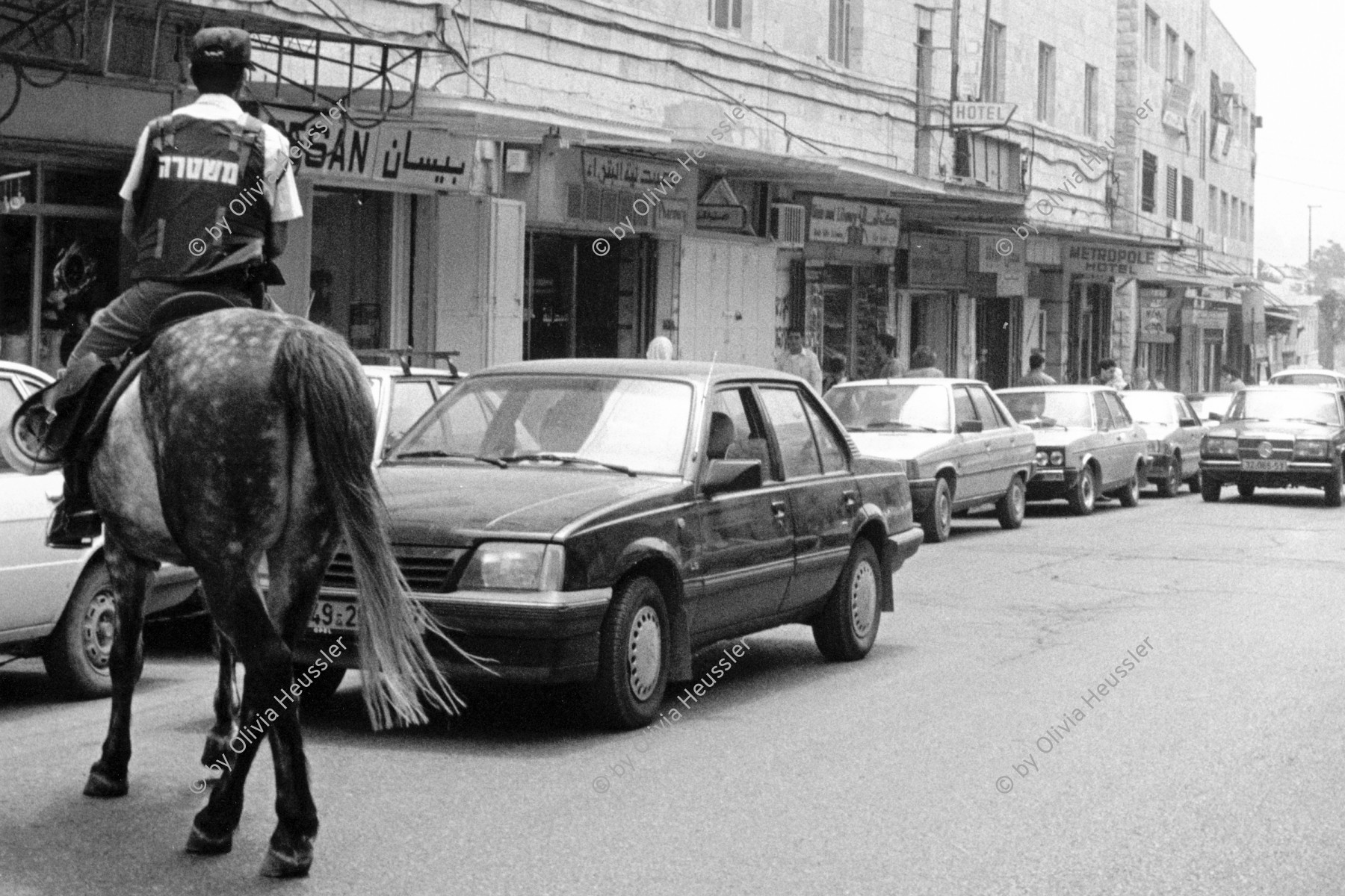 Image of sheet 19920430 photo 15: Israelische Polizeieinheiten kontrollieren die Salah al Hedin Street im Ost-Jerusalemer Stadtteil. 05.92

A Israeli Army Horse Patrol is controlling the traffic. Israel Palestine 1992 √
© 1992, Olivia Heussler