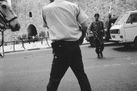 Image of sheet 19920430 photo 21: Eine Armeepatrouillie und Polizeieinheiten kontrollieren den Strassenverkehr vor dem Herodes Tor in Ost-Jerusalem. Palestine Pferd Horse Kopf Mann gespreitzte Beine. Soldat Volkswagen VW Bus Israel Palästina 05.92 ?

Aus: Out of Jerusalem / Jenseits von Jerusalem page 20 , 21
ohne Aufkleber
Exhibition
Israeli army patrol controls the traffic in front of Herod Gate in Jerusalem. Palestine 1992
Ricardo on sale 20230913