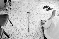 Image of sheet 19920430 photo 3: Ein gehbehinderter Mann wartet zu Hause auf die Hauskrankenpflegerin. Beit Suriq, Westbank. Palästina. 05.92 1992 √ Gehstock stock beine legs chairs feet old man medical asistant care Beine
From:  Out of Jerusalem / Jenseits von Jerusalem page Nr. : 51
Physically handicapped patient waiting for a nurse in his house.

handicapped old man is waiting for Etimad, a young Palestinian physical therapist. occupied territory Palestine 1992
Art-Collection City of Bienne, CH

Exhibition
Out of: From time to time  / Von Zeit zu Zeit
ohne Aufkleber