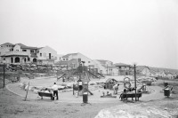 Image of sheet 19920430 photo 37: Spielplatz in der israelischen Siedlung Share Tikva. Israel
playground in the Israeli jewish settlement of Share Tikva is one of the oldest settlements in Israel. Occupied territory  children Palestine 1992 √ 
Aus: Out of Jerusalem / Jenseits von Jerusalem page 90 , 91
