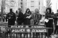 Image of sheet 19920440 photo 13: «Women in Black» protestieren für ein Ende der Besetzung. «End the Occupation» am King Georg Platz. Polizei überwacht Sie. Orthodoxe Juden protestieren gegen die Frauen in Schwarz. Für eine Besetzung. Polizei kontrolliert junge Palästinenser an Salah al Hedin Street.