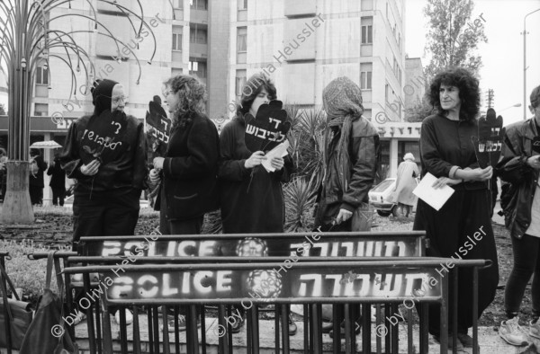 Image of sheet 19920440 photo 13: «Women in Black» protestieren für ein Ende der Besetzung. «End the Occupation» am King Georg Platz. Polizei überwacht Sie. Orthodoxe Juden protestieren gegen die Frauen in Schwarz. Für eine Besetzung. Polizei kontrolliert junge Palästinenser an Salah al Hedin Street.