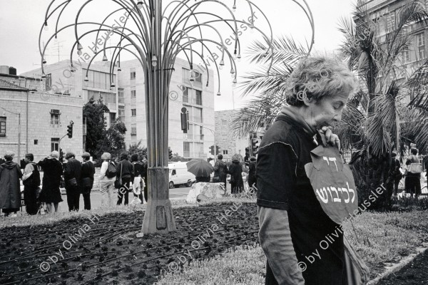 Image of sheet 19920440 photo 18: Die Women in Black treffen sich seit Jahren im Zentrum West-Jerusalem, um gegen die israelische Siedlungspolitik in den besetzten Gebieten zu demonstrieren. 05.92 Jerusalem Israel. 1992 √

Aus: Jenseits von Jerusalem Out of Jerusalem page Nr. 31

Each friday, Jewish women dressed in black protest against the policies of the Israeli in the occupied territories.

Women in Black (Hebrew: נשים בשחור‎, Nashim BeShahor) is a women's anti-war movement with an estimated 10,000 activists around the world. The first group was formed by Israeli women in Jerusalem in 1988, following the outbreak of the First intifada.