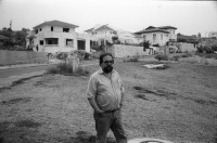 Image of sheet 19920440 photo 2: Charles Landsmann in der grössten und ältesten Siedlung Elkana.