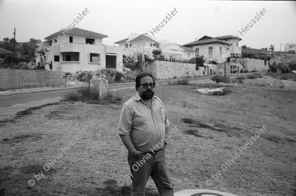 Image of sheet 19920440 photo 2: Charles Landsmann in der grössten und ältesten Siedlung Elkana.