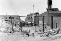 Image of sheet 19920440 photo 33: Vor dem Eingang ins Armee camp einer Israelischen Artillerie - Brigade aus dem Norden. Gazastreifen Palästina, 04.92 1992 Palestine Gaza √ fence  artillery occupied territory israeli military patrol

entrance of an army camp of an Israeli artillery brigade from the North. Gaza Strip.