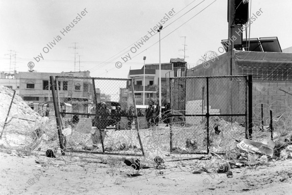 Image of sheet 19920440 photo 33: Vor dem Eingang ins Armee camp einer Israelischen Artillerie - Brigade aus dem Norden. Gazastreifen Palästina, 04.92 1992 Palestine Gaza √ fence  artillery occupied territory israeli military patrol

entrance of an army camp of an Israeli artillery brigade from the North. Gaza Strip.