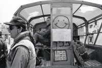 Image of sheet 19920440 photo 35: Be Happy! Israelische Armeeangehörige  Soldaten eines Artillerie Bataillons warten i
im Gazastreifen auf ihren Einsatz. Israel

Be Happy! is written on a Israeli Army Military Battalion Patrol Jeep. Gaza strip occupied territories. 1992 √ Palestine patrol graffiti smily artillery armed forces jeep transport waiting security personal staff weapon

woz seite 9 nr 16, 23. 4 1993