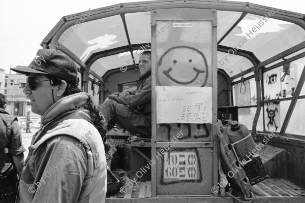 Image of sheet 19920440 photo 35: Be Happy! Israelische Armeeangehörige  Soldaten eines Artillerie Bataillons warten i
im Gazastreifen auf ihren Einsatz. Israel

Be Happy! is written on a Israeli Army Military Battalion Patrol Jeep. Gaza strip occupied territories. 1992 √ Palestine patrol graffiti smily artillery armed forces jeep transport waiting security personal staff weapon

woz seite 9 nr 16, 23. 4 1993