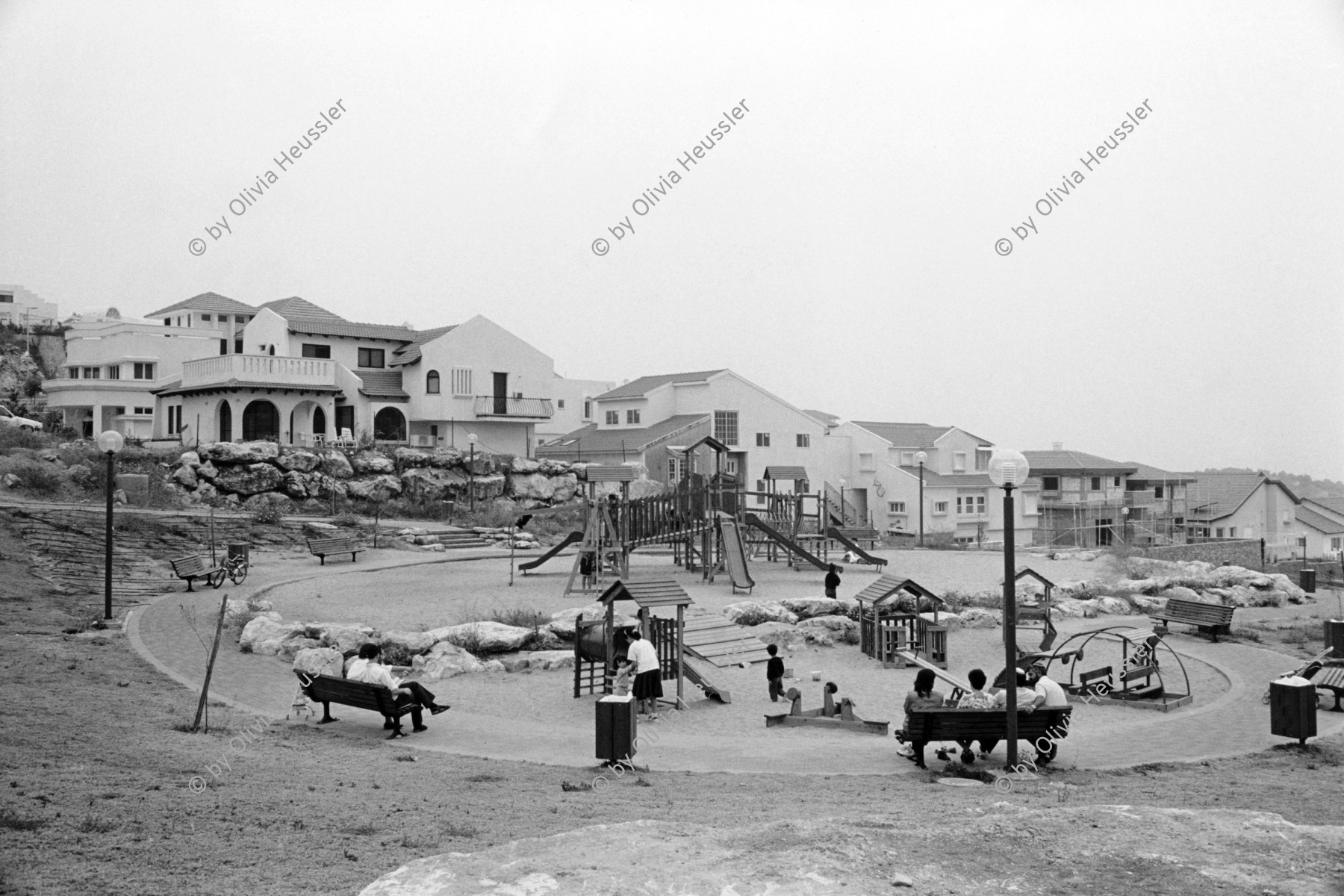 Image of sheet 19920440 photo 5: Die israelischen Siedler Innen beobachten ihre Kinder auf dem Spielplatz von Elkana. Palästina, 05.92

jewish Settlers watching their childrens at the Playground.  El kana Settlement Israel 1992