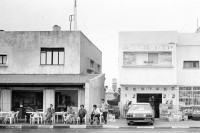 Image of sheet 19920440 photo 8: Diese Palästinenser, unter Sheik Daoish, einem fundamentalistischen Führer, leben in Kafr Kassem, einem arabischen Dorf in Israel. 05.92 1992 √ israeli arab village palestinian 


The Kafr Qasim massacre took place in the Israeli Arab village of Kafr Qasim situated on the Green Line, at that time, the de facto border between Israel and the West Bank on October 29, 1956. It was carried out by the Israel Border Police (Magav) and resulted in 48 Arab civilians dead, including 6 women and 23 children aged 8–17. Arab sources usually give the death toll as 49, as they include the unborn child of one of the women.