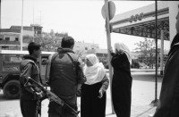 Image of sheet 19920450 photo 1: Soldaten sprechen mit Palästinensischen Frauen. Auf Rundfahrt durchs Flüchtlingslager. 
Military Patrol Israeli occupied territory Gaza Strip Palestine Al Shate Refugeecamp Refugees 1992