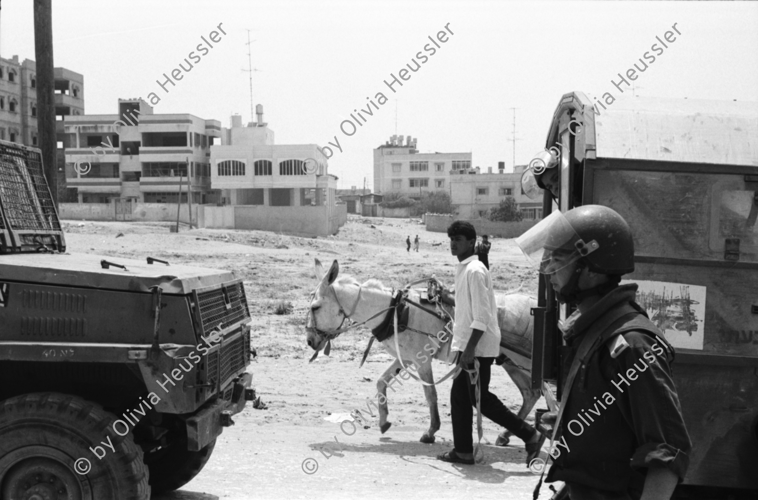 Image of sheet 19920450 photo 15: Die israelischen Soldaten eines Artillerie-Bataillons. der Soldat suvht die Gegend nach jungen PalästinenserInnen ab. Noch immer herrscht nächtl. Ausgehverbot.

Military Patrol Israeli occupied territory Gaza Strip Palestine Al Shate Refugeecamp Refugees 1992 √ army civilian refugee and animal soldier human rights
Aus: Out of Jerusalem / Jenseits von Jerusalem page: 95
Israeli soldiers patrolling the Al shate camp. There is a curfew every night.
Israeli patrol in occupied territories in Gaza.

zurück von Libération, Paris 2015
«Counter-power» Altkirch 2017