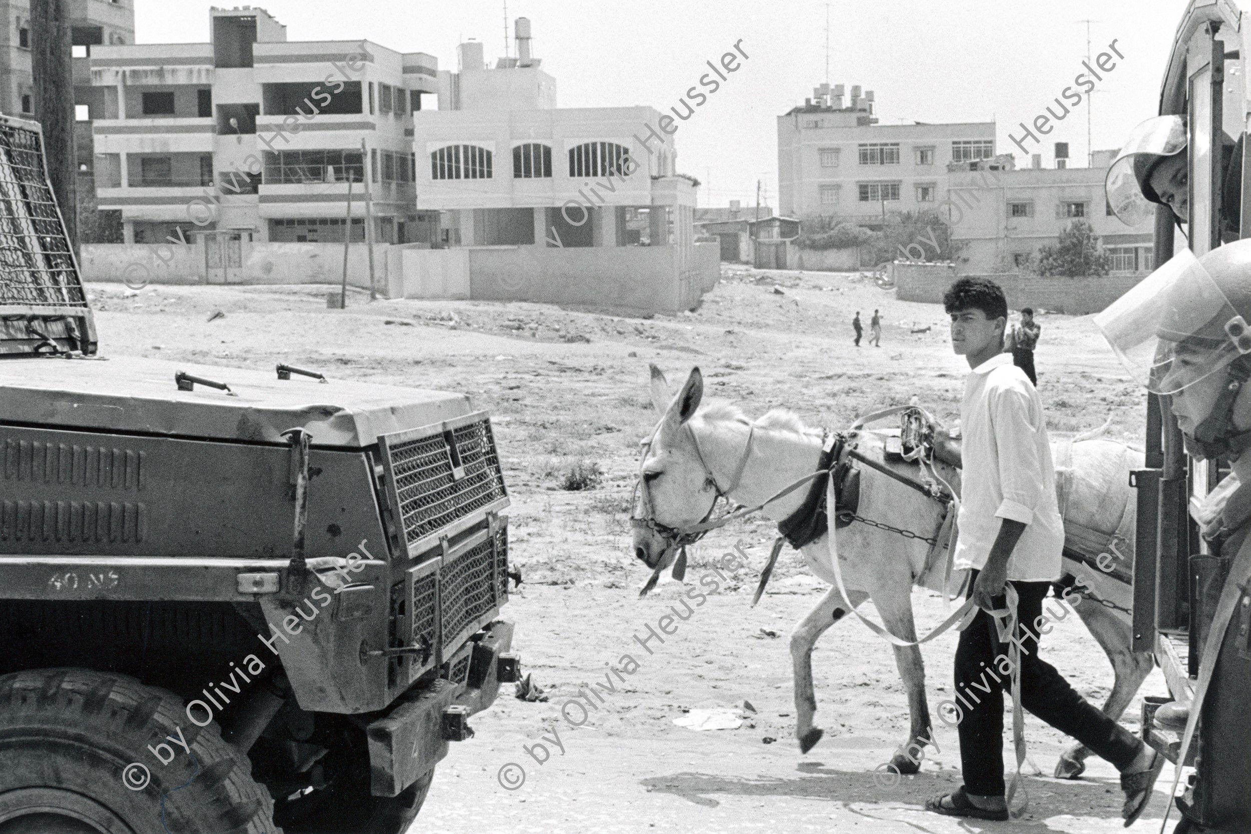 Image of sheet 19920450 photo 15: Die israelischen Soldaten eines Artillerie-Bataillons. der Soldat suvht die Gegend nach jungen PalästinenserInnen ab. Noch immer herrscht nächtl. Ausgehverbot.

Military Patrol Israeli occupied territory Gaza Strip Palestine Al Shate Refugeecamp Refugees 1992 √ army civilian refugee and animal soldier human rights
Aus: Out of Jerusalem / Jenseits von Jerusalem page: 95
Israeli soldiers patrolling the Al shate camp. There is a curfew every night.
Israeli patrol in occupied territories in Gaza.

zurück von Libération, Paris 2015
«Counter-power» Altkirch 2017