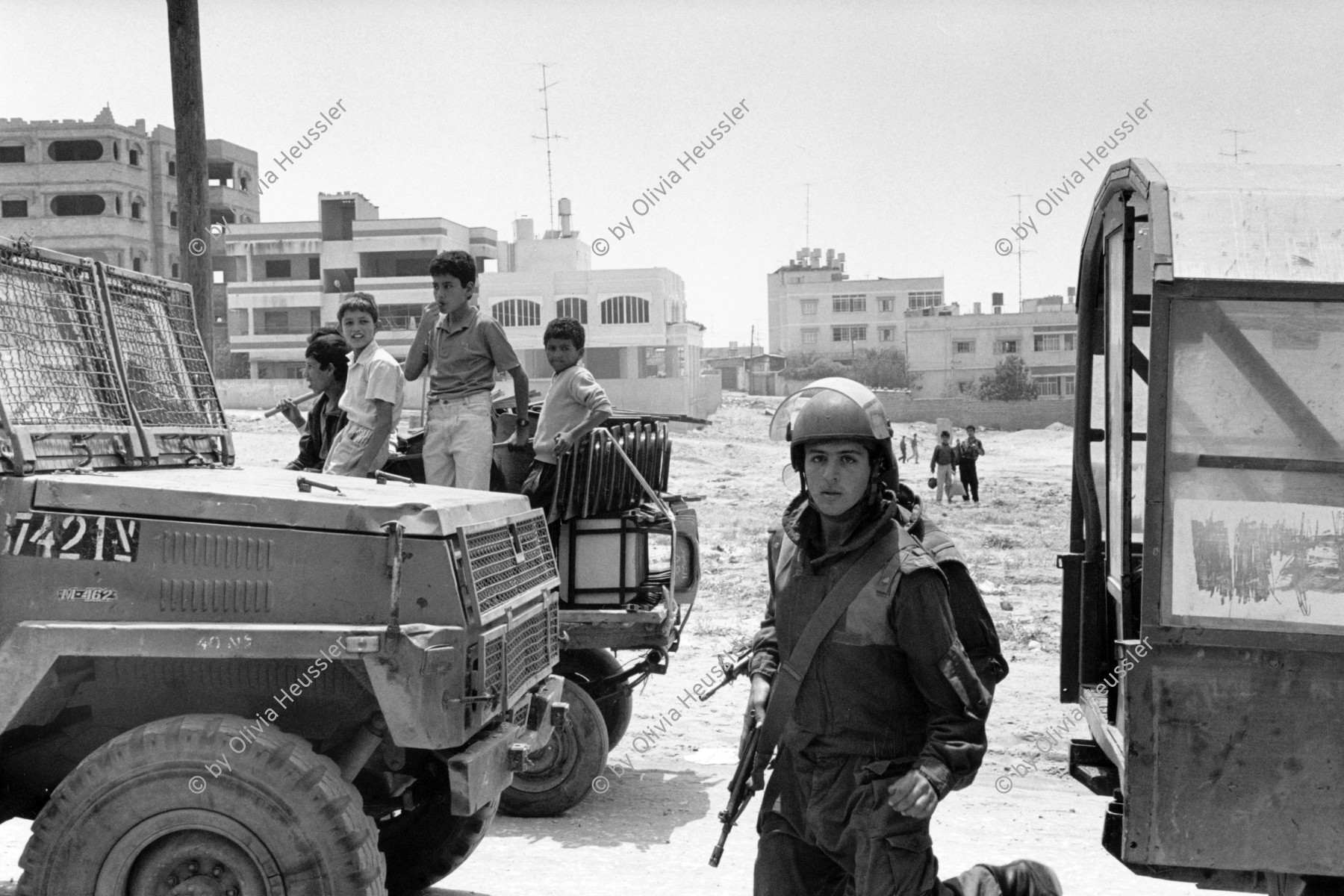 Image of sheet 19920450 photo 16: Israelische Soldaten auf Patrouille in El-Shate Camp, Gazastreifen, Palästina 1992. Les soldats israéliens d'un bataillon d'artillerie en patrouille par le camp d'Al Shate, Gaza, Palestine 1992. Military Patrol Israeli occupied territory Gaza Strip Palestine Al Shate Refugeecamp Refugees army civilian refugee and animal soldier human