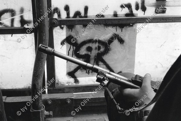 Image of sheet 19920450 photo 18: Graffiti. Patroullie militaire israélien au territoire occupé, Bande de Gaza, Al Shate Refugeecamp, Palestine 1992.

Israelische Militär Patroullie im Gazastreifen. Totenkopf emblem Palästina Graffiti
Military Patrol Israeli Jeep Soldier occupied territory Gaza Strip Palestine Al Shate Refugeecamp Refugees 1992 √  Graffiti skull and crossbones patrol Israel army military soldier jeep truck pick up troops
From:  Out of Jerusalem / Jenseits von Jerusalem page Nr. : 110 111
Out of: From time to time  / Von Zeit zu Zeit 

An Israeli military jeep patrolling the Al Shate Camp. 
Israeli soldier on patrol in Al Shate Camp in the Gaza Strip.
Exhibition: Contres Pouvoirs, Altkirch 2018
Shadows and other Natures gerahmt 24 x 30 cm verk. Martin Buechi 10.2022 framed pp 1450.-
Ricardo on sale 20230913