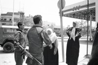 Image of sheet 19920450 photo 2: Die zwei Mütter Frauen von jungen Palästinensern fragen israelische Soldaten vor einem Artillerie-Camp nach ihren vermissten Söhnen. √
The two women, mothers of young Palestinians ask Israeli soldiers in front of an artillery camp for their missing sons
Exhibition: Contres Pouvoirs, Altkirch 2018