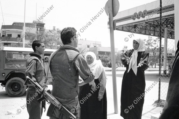 Image of sheet 19920450 photo 2: Die zwei Mütter Frauen von jungen Palästinensern fragen israelische Soldaten vor einem Artillerie-Camp nach ihren vermissten Söhnen. √
The two women, mothers of young Palestinians ask Israeli soldiers in front of an artillery camp for their missing sons
Exhibition: Contres Pouvoirs, Altkirch 2018