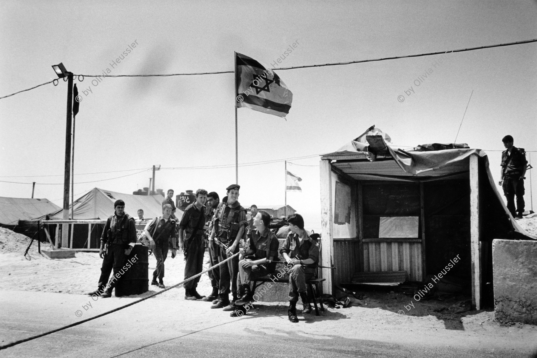 Image of sheet 19920460 photo 5: Ein militärischer Kontrollposten der Israelis im Gazastreifen am Meer, Palästina 1992.  control army military israeli flag point check Palestine Gazastrip Gaza strip soldier