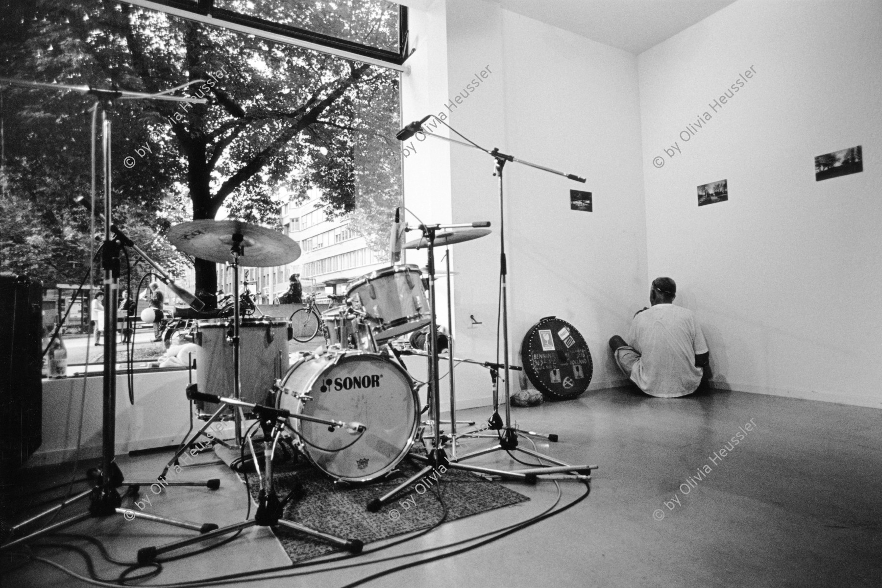 Image of sheet 19920470 photo 17: Konzert mit  Bennings  (sitzend) in der  Galerie am Walcheturm. schlagzeug drums

Zürich 1992 √ art concert music jazz guitar rock musician Switzerland Europe Swiss culture