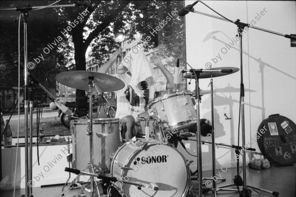 Image of sheet 19920470 photo 18: Konzert mit Stephan Wittwer und Bennings in der  Galerie am Walcheturm.

Stephan Wittwer (* 1. März 1953 in Zürich) ist ein Schweizer experimenteller Musiker, Improvisator und Komponist. Früher waren seine Hauptinstrumente elektrische und klassische Gitarre, Geräte, Verstärker und das Tonstudio, heute hauptsächlich Computer

Zürich 1992  art concert music jazz guitar rock musician Switzerland Europe Swiss culture