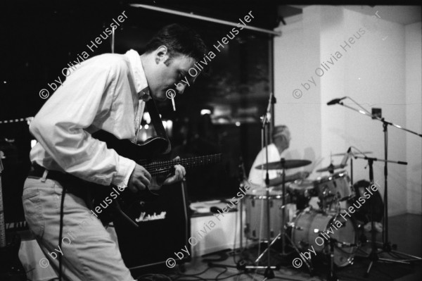 Image of sheet 19920480 photo 13: Konzert mit Stephan Wittwer li. (guitar) und Han Bennink re. in der  Galerie am Walcheturm.  drums schlagzeug
Stephan Wittwer (* 1. März 1953 in Zürich) ist ein Schweizer experimenteller Musiker, Improvisator und Komponist. Früher waren seine Hauptinstrumente elektrische und klassische Gitarre, Geräte, Verstärker und das Tonstudio, heute hauptsächlich Computer[1
Zürich 1992  art concert music jazz culture guitar rock musician Switzerland Europe Swiss culture