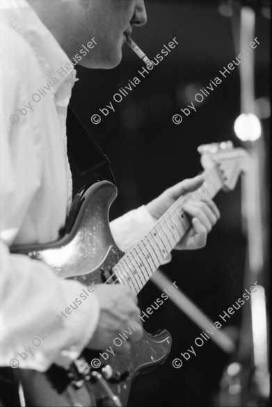 Image of sheet 19920480 photo 16: Konzert mit Stephan Wittwer li. (guitar) und Han Bennink re. in der  Galerie am Walcheturm.  drums schlagzeug
Stephan Wittwer (* 1. März 1953 in Zürich) ist ein Schweizer experimenteller Musiker, Improvisator und Komponist. Früher waren seine Hauptinstrumente elektrische und klassische Gitarre, Geräte, Verstärker und das Tonstudio, heute hauptsächlich Computer[1
Zürich 1992  art concert music jazz culture guitar rock musician Switzerland Europe Swiss culture