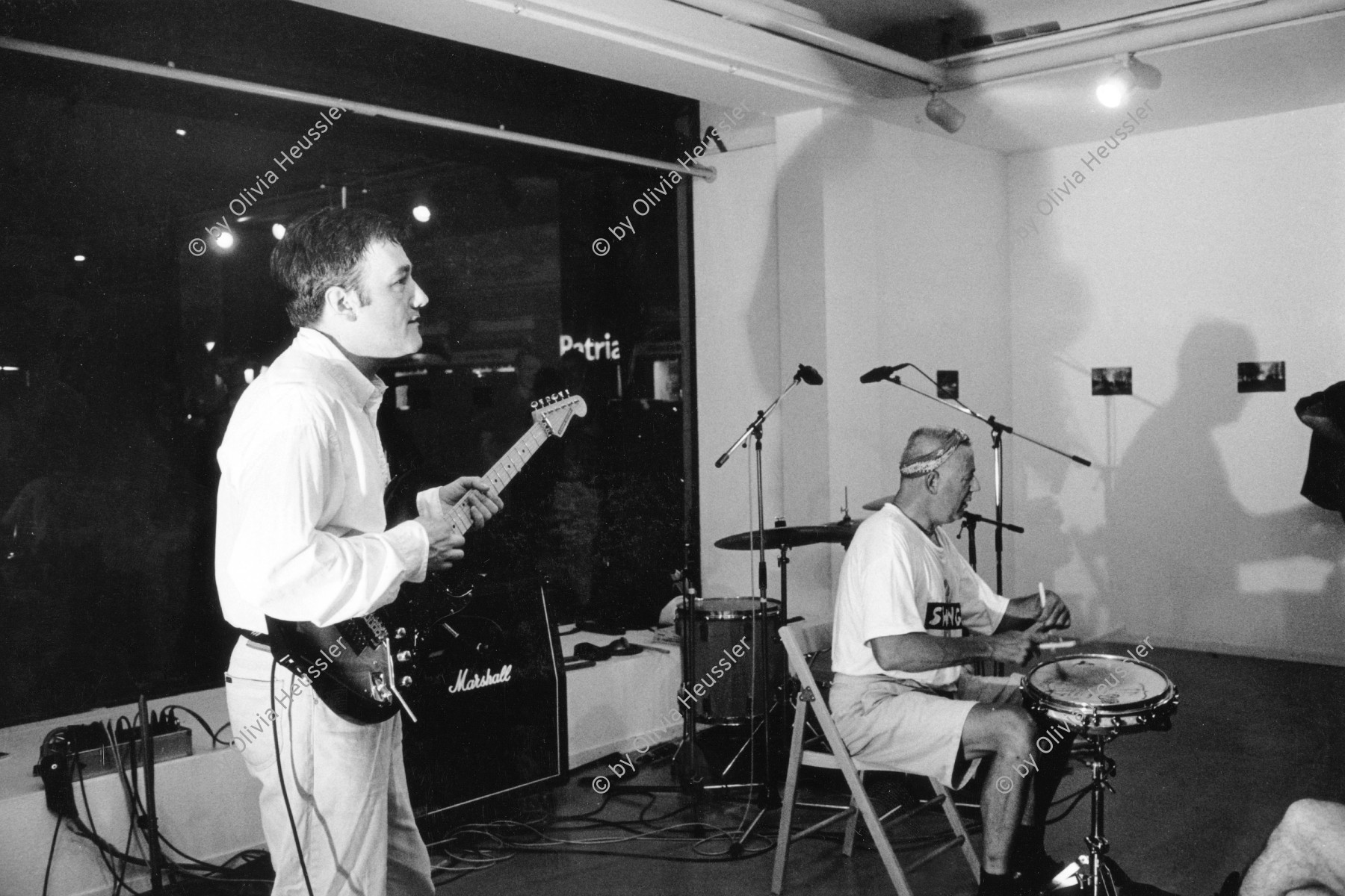 Image of sheet 19920480 photo 35: Konzert mit Stephan Wittwer li. (guitar) und Han Bennink re. in der  Galerie am Walcheturm. √ drums schlagzeug
Stephan Wittwer (* 1. März 1953 in Zürich) ist ein Schweizer experimenteller Musiker, Improvisator und Komponist. Früher waren seine Hauptinstrumente elektrische und klassische Gitarre, Geräte, Verstärker und das Tonstudio, heute hauptsächlich Computer

Zürich 1992  art concert music jazz culture guitar rock musician Switzerland Europe Swiss culture