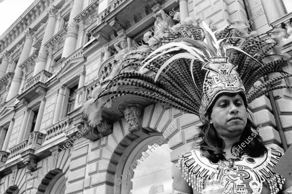 Image of sheet 19920490 photo 6: Temilotzin aus Ixachilatlan Anahuac (heutiges Mexico), Führer der Aktionsgruppe Atl Tlachinolli (Symbol eines Gemütszustandes) protestiert auf dem Paradeplatz gegen 500 Jahre Unterdrückung. Zürich, 1992 √ protest  indigener indigena indian american Europe Switzerland swiss 

Temilotzin from Ixachilatlan Anahuac (today Mexico), Leader of actiongroup Atl Tlachinolli (Symbol of frame of mind) protests in front of CS Credit swiss Bank Swiss Credit Bank against 500 years of oppression.