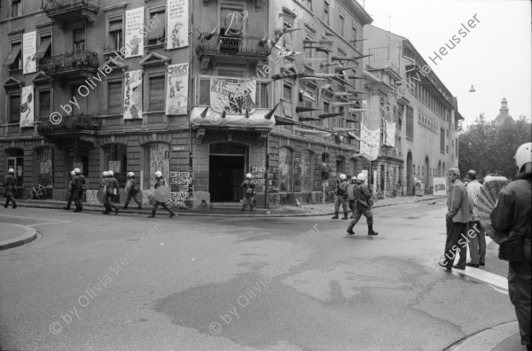 Image of sheet 19920510 photo 22: Profi Boxmatch in der Zürcher Gessnerallee mit 23 ig jährigem Berner Jean Charles Meuret und 26 ig jährigen Amerikaner Ricky Hayes Schwerwelter Gewicht. 09.07.92 Räumung Bäckerstrasse 50 in Zürich Wasserwerfer Polizeipressesprecher Portrait Walter Gehriger Tel. Nr .2167082  Bienen stamm im Wald Zürich Schweiz 1992 Housing Wohnungsnot Besetzung  
Boxing (pugilism, prize fighting, the sweet science or in Greek pygmachia) is a martial art and combat sport in which two people engage in a contest of strength, reflexes, and endurance by throwing punches at an opponent with gloved hands