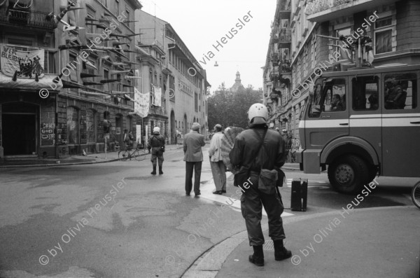 Image of sheet 19920510 photo 23: Profi Boxmatch in der Zürcher Gessnerallee mit 23 ig jährigem Berner Jean Charles Meuret und 26 ig jährigen Amerikaner Ricky Hayes Schwerwelter Gewicht. 09.07.92 Räumung Bäckerstrasse 50 in Zürich Wasserwerfer Polizeipressesprecher Portrait Walter Gehriger Tel. Nr .2167082  Bienen stamm im Wald Zürich Schweiz 1992 Housing Wohnungsnot Besetzung  
Boxing (pugilism, prize fighting, the sweet science or in Greek pygmachia) is a martial art and combat sport in which two people engage in a contest of strength, reflexes, and endurance by throwing punches at an opponent with gloved hands