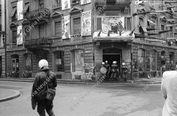 Image of sheet 19920510 photo 29: Profi Boxmatch in der Zürcher Gessnerallee mit 23 ig jährigem Berner Jean Charles Meuret und 26 ig jährigen Amerikaner Ricky Hayes Schwerwelter Gewicht. 09.07.92 Räumung Bäckerstrasse 50 in Zürich Wasserwerfer Polizeipressesprecher Portrait Walter Gehriger Tel. Nr .2167082  Bienen stamm im Wald Zürich Schweiz 1992 Housing Wohnungsnot Besetzung  
Boxing (pugilism, prize fighting, the sweet science or in Greek pygmachia) is a martial art and combat sport in which two people engage in a contest of strength, reflexes, and endurance by throwing punches at an opponent with gloved hands