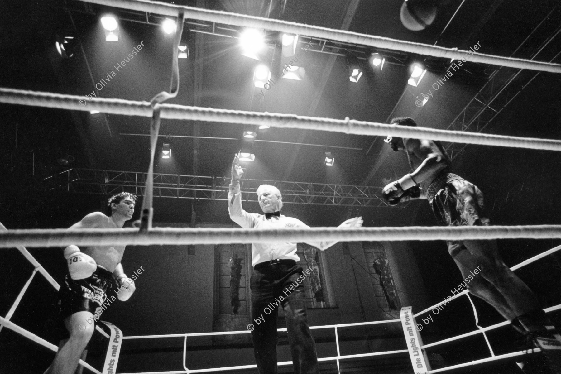 Image of sheet 19920510 photo 4: Der Berner Jean-Charles Meuret und der Amerikaner Ricky Hayes beim Schwerwelter Gewicht Profiboxmatch in der Gessnerallee in Zürich. Zürich, 1992 √
Swiss european Switzerland Schweiz Europe referee
Boxing (pugilism, prize fighting, the sweet science or in Greek pygmachia) is a martial art and combat sport in which two people engage in a contest of strength, reflexes, and endurance by throwing punches at an opponent with gloved hands