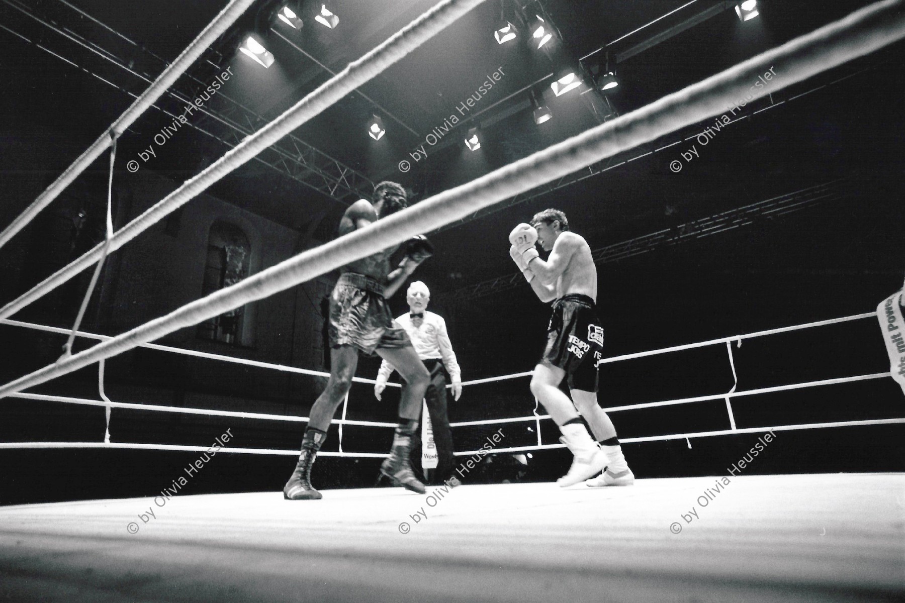 Image of sheet 19920510 photo 6: Der Berner Jean-Charles Meuret und der Amerikaner Ricky Hayes beim Schwerwelter Gewicht Profi box match in der Gessnerallee in Zürich 1992 √

swiss european europe switzerland Schweiz

Boxing (pugilism, prize fighting, the sweet science or in Greek pygmachia) is a martial art and combat sport in which two people engage in a contest of strength, reflexes, and endurance by throwing punches at an opponent with gloved hands