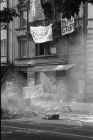 Image of sheet 19920520 photo 7: Die bewohnerInnen der besetzten Stauffacherstrasse müssen ihre Wohnung verlassen. Kurz vor der polizeilichen Räumung.