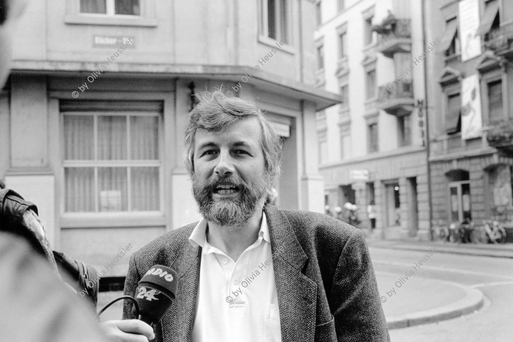 Image of sheet 19920530 photo 19: Stadtrat der SP und Polizeivorstand Robert Neukomm gibt ein Interwiev währen der Räumung an der Bäckerstrasse in Zürich. 07.92 1992 √ Bobby Partei Sozialdemokratische swiss party political police Switzerland Schweiz housing protest wohnungsnot occupy Kreis vier 4 Aussersihl