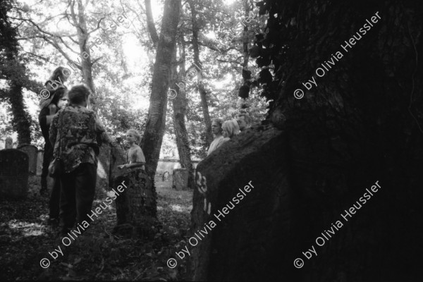 Image of sheet 19920550 photo 34: Lars Müller mit seiner Tochter Hanna und Regula. Beat Wismer Heide und Töchter und Ruth Guggenheim ce