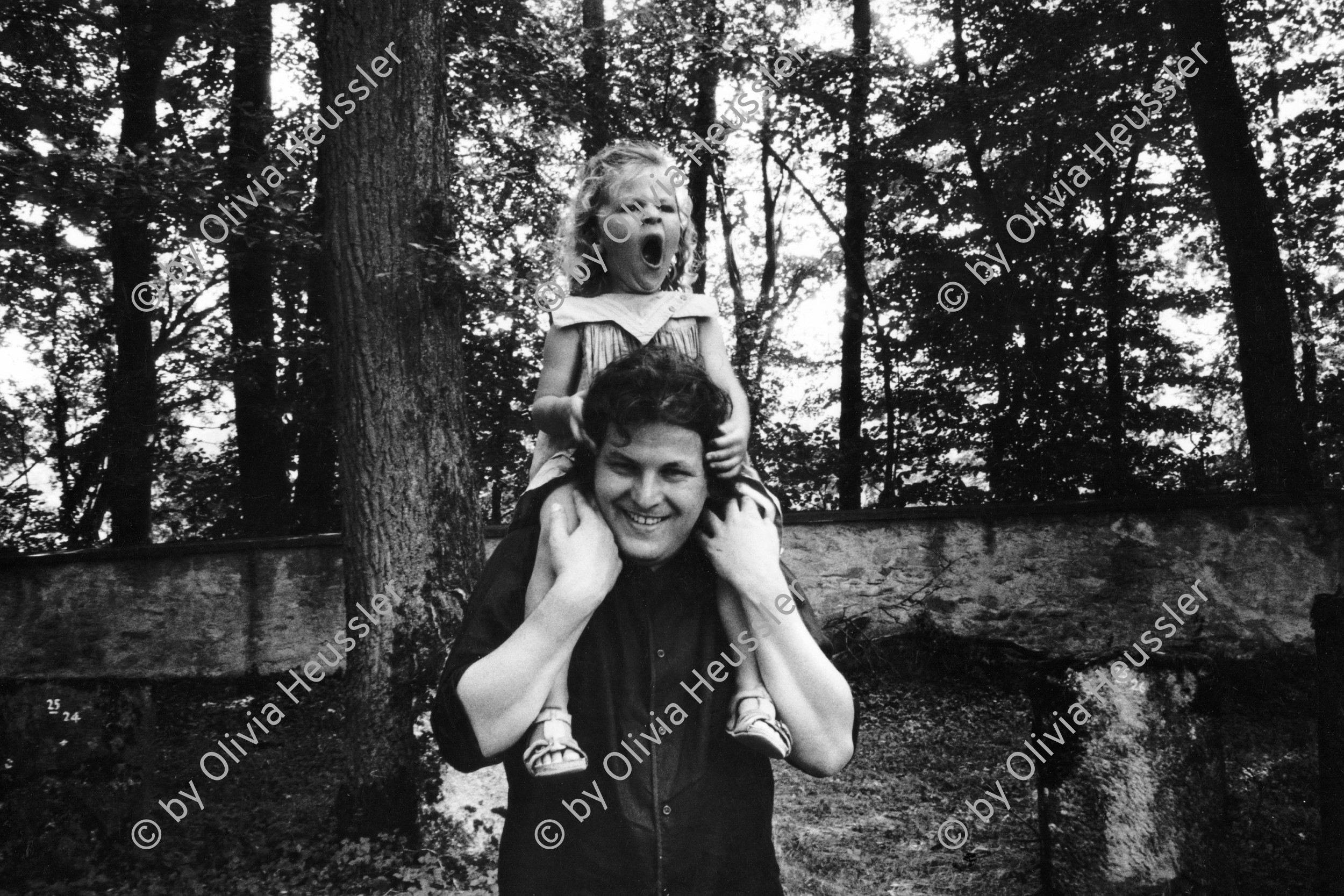 Image of sheet 19920550 photo 35: Editor Lars Müller und seine Tochter Hanna in Lengnau. Aargau 08.92 1992 √

Im jüdischen Friedhof in Lengnau stehen alte Grabsteine die von alten Bäumen verschlungen werden. Grabstein mit Hebräischer Inschrift. Kanton Aargau cementery jewish hebrew grave grab stone 1992

Lengnau is a municipality in the district of Zurzach in the canton of Aargau in Switzerland.

It is notable for being one of two villages where residence was permitted for Swiss Jews between 1633 and 1874. Lengnau's synagogue is listed as a heritage site of national significance.
