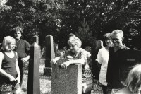 Image of sheet 19920560 photo 0: © 1992, OLIVIA HEUSSLER
jüdischer Friedhof Lengnau    
am Grab von Alis Guggenheim (1896 - 1985)
mit Tochter Ruth Guggenheim Heussler
re aussen: Heide und Beat Wismer
li aussen: Lars Müller und Tochter von Heide und Beat Wismer