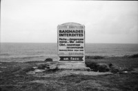 Image of sheet 19920570 photo 18: Allez Pascal Im Dorf vom Französischen Radrennfahrer...... . Für die Kinder gibt es am Strand Micky Mouse Spielplätze. Der wilde Strand ist gefährlich. Die Brandung verschlingt die Menschen einfach. Tote Möve.  dead death sea gull  seemöve Mövengruppe in der Luft. Abfall. liegt in der Nähre des Meeres. Kühlschränke liegen offen da. Fischleiche. Ruth Guggenheim Heussler liest sitzt auf mon Ami Fritz Stuhl. Prähistorischer Grosser  wichtigster Menhir war 20, 30 meter lang und wog 350 tonne und Markt Tisch Table de Marchand Dolmen, die Zeichnungen sind unscharf, in Locmariaquer. Die Megalithen von Die Alignements in Carnac, Kermario. Es sind noch 3000,  aus der Zeit von 5000 bis 2000 vor Christus.Von den Goulois gebaut und den Römern auch noch als religiöse Zeichen benutzt. Steine in Baumwurzel, bei Cernac France Frankreich Bretagne Quiberon 1992