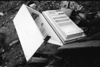 Image of sheet 19920570 photo 23: Allez Pascal Im Dorf vom Französischen Radrennfahrer...... . Für die Kinder gibt es am Strand Micky Mouse Spielplätze. Der wilde Strand ist gefährlich. Die Brandung verschlingt die Menschen einfach. Tote Möve.  dead death sea gull  seemöve Mövengruppe in der Luft. Abfall. liegt in der Nähre des Meeres. Kühlschränke liegen offen da. Fischleiche. Ruth Guggenheim Heussler liest sitzt auf mon Ami Fritz Stuhl. Prähistorischer Grosser  wichtigster Menhir war 20, 30 meter lang und wog 350 tonne und Markt Tisch Table de Marchand Dolmen, die Zeichnungen sind unscharf, in Locmariaquer. Die Megalithen von Die Alignements in Carnac, Kermario. Es sind noch 3000,  aus der Zeit von 5000 bis 2000 vor Christus.Von den Goulois gebaut und den Römern auch noch als religiöse Zeichen benutzt. Steine in Baumwurzel, bei Cernac France Frankreich Bretagne Quiberon 1992